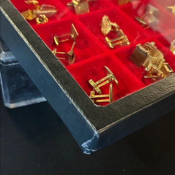 35 pairs of cufflinks, in display box. GUC assorted styles - Picture 10 of 15